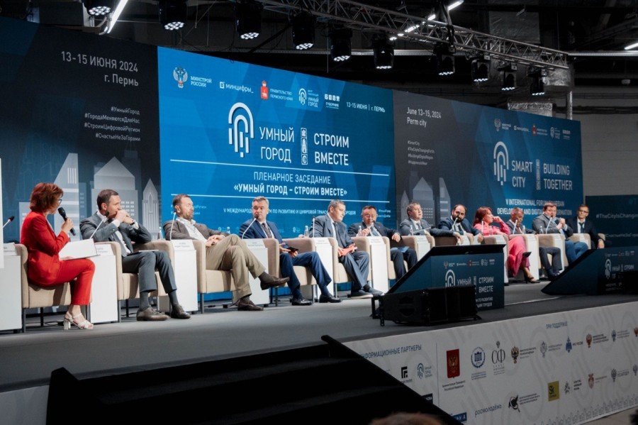 Глава Минстроя России Ирек Файзуллин принял участие в V Международном форуме «Умный город»